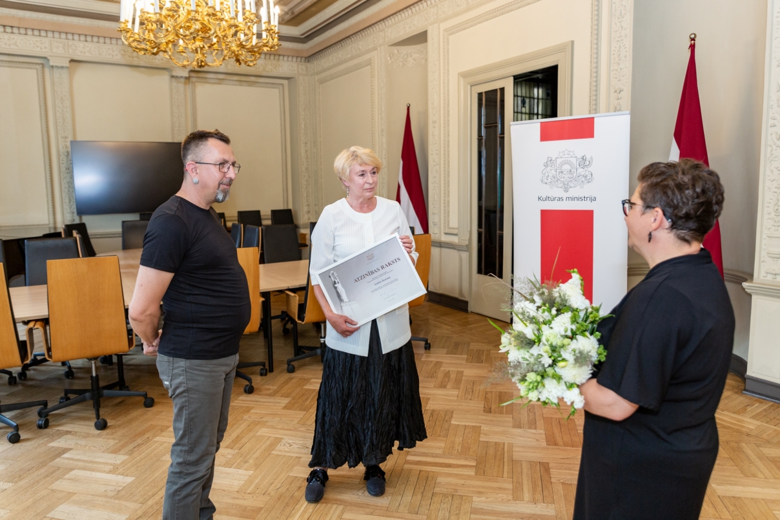 Ministru kabineta Atzinības raksta pasniegšana "Starptautiskā Rakstnieku un tulkotāju māja" valdes loceklei Andrai Konstei