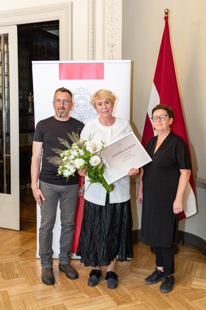 Ministru kabineta Atzinības raksta pasniegšana "Starptautiskā Rakstnieku un tulkotāju māja" valdes loceklei Andrai Konstei