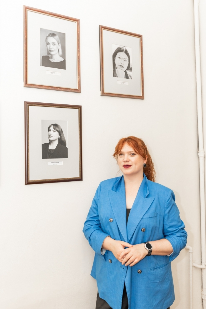 Bijusī kultūras ministre Agnese Logina novieto savu portretu kultūras ministru galerijā