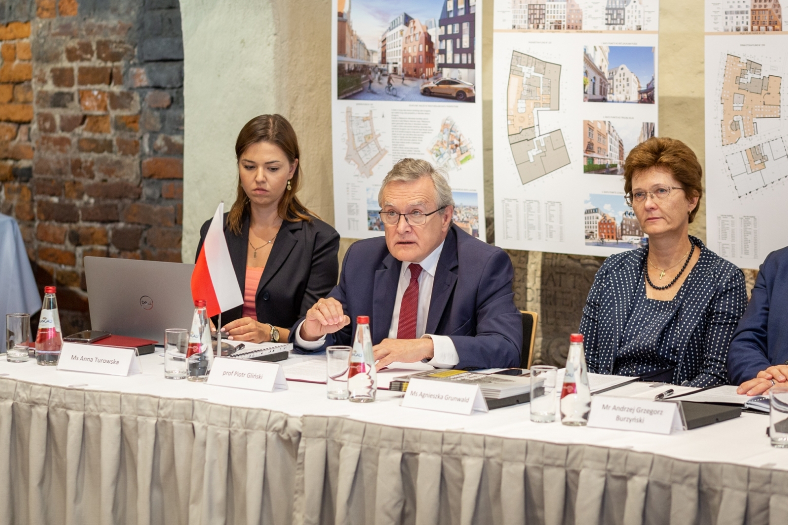 Piecu valstu kultūras ministri paraksta deklarāciju Ukrainas atbalstam