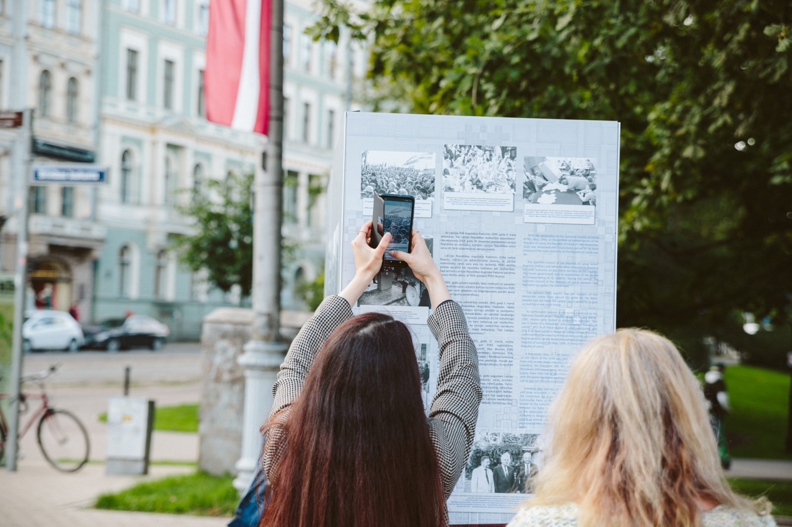 Foto izstāde pie Brīvības pieminekļa