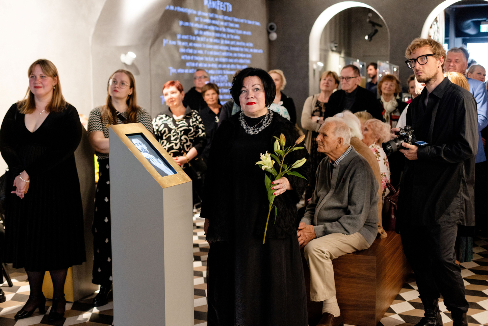 Muzeja darbinieki un viesi ekspozīcijas atklāšanas pasākumā