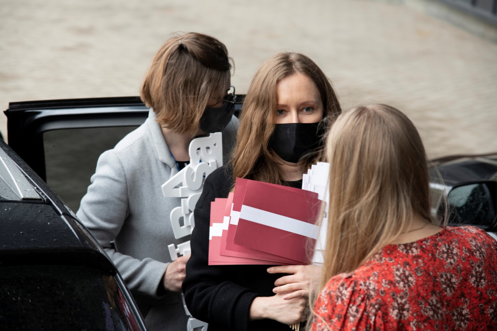 Kultūras ministrijas Latvijas valsts simtgades biroja komanda nodod LNVM LV100 programmas laikā uzkrāto arhīvu
