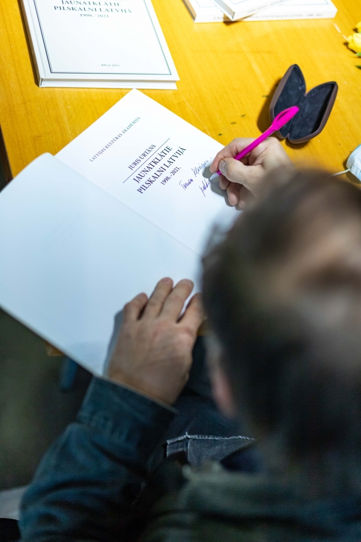 Iznākusi grāmata par 86 jaunatklātiem pilskalniem Latvijā