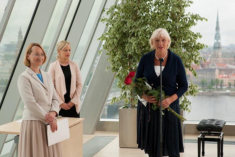 Kultūras ministre Dace Melbārde Gaismas pils korē pasniedz atzinības rakstus kultūras dižgariem