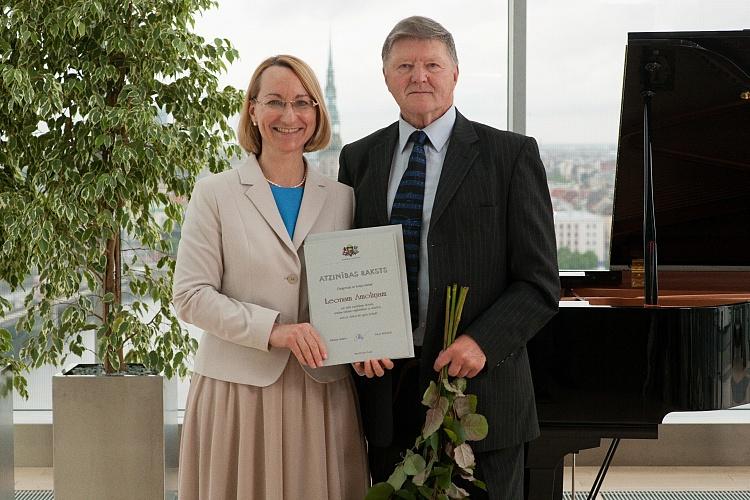 Kultūras ministre Dace Melbārde Gaismas pils korē pasniedz atzinības rakstus kultūras dižgariem