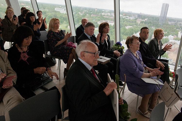 Kultūras ministre Dace Melbārde Gaismas pils korē pasniedz atzinības rakstus kultūras dižgariem