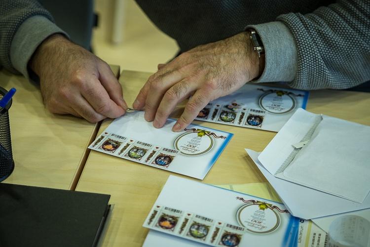 Latvijas Pasta valsts simtgadei veltīto pastmarku pirmās dienas zīmogošana