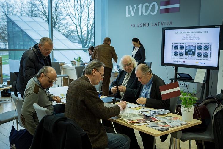 Latvijas Pasta valsts simtgadei veltīto pastmarku pirmās dienas zīmogošana
