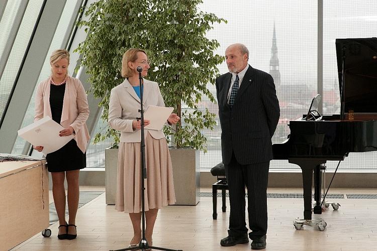 Kultūras ministre Dace Melbārde Gaismas pils korē pasniedz atzinības rakstus kultūras dižgariem