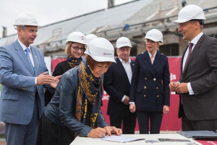 Vēstījumu kapsulas iemūrēšanas pasākums Daugavas stadionā