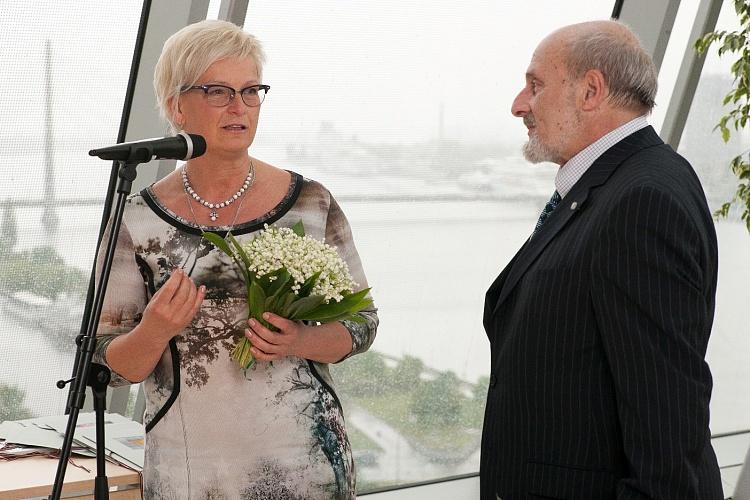 Kultūras ministre Dace Melbārde Gaismas pils korē pasniedz atzinības rakstus kultūras dižgariem