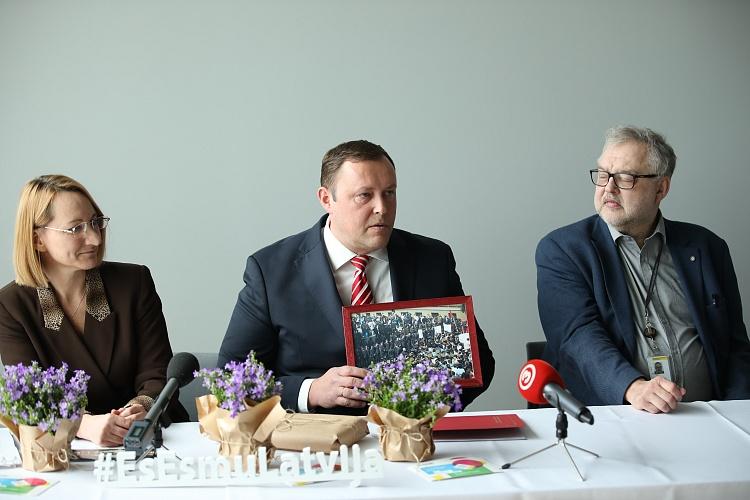 Latvijas valsts simtgades atklāšanas - Baltā galdauta svētku un akcijas „Apskauj Latviju” prezentācija