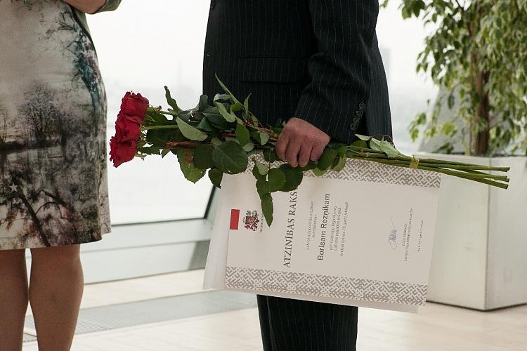 Kultūras ministre Dace Melbārde Gaismas pils korē pasniedz atzinības rakstus kultūras dižgariem