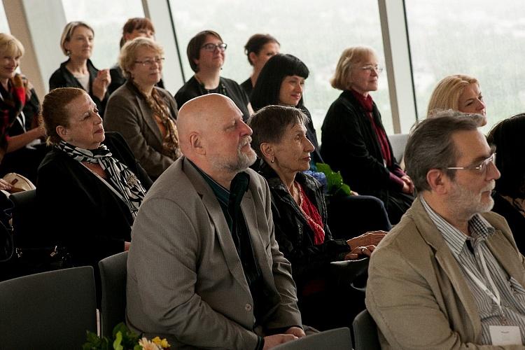 Kultūras ministre Dace Melbārde Gaismas pils korē pasniedz atzinības rakstus kultūras dižgariem