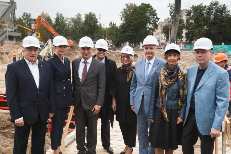 Vēstījumu kapsulas iemūrēšanas pasākums Daugavas stadionā