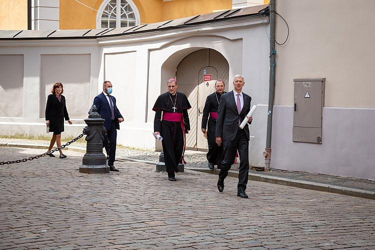 Sv. Jēkaba katedrāles torņa atjaunotā gaiļa svinīgās uzstādīšanas pasākums