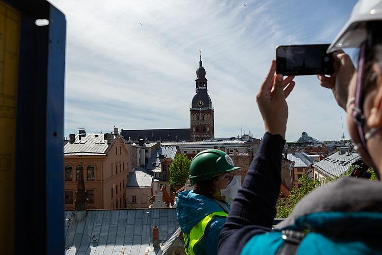 Sv. Jēkaba katedrāles torņa atjaunotā gaiļa svinīgās uzstādīšanas pasākums