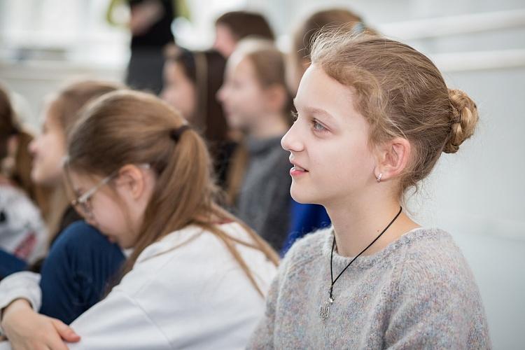 Interaktīva medijpratības izrāde Nacionālās Mākslu vidusskolas 3.-5. klašu skolēniem