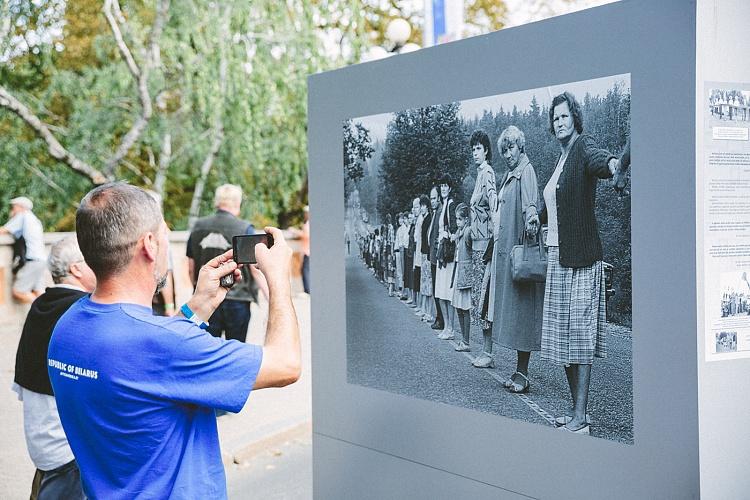 Fotoizstādes “Akcija “Baltijas ceļš 1989”. Veltījums akcijas 30. gadadienā” atklāšana