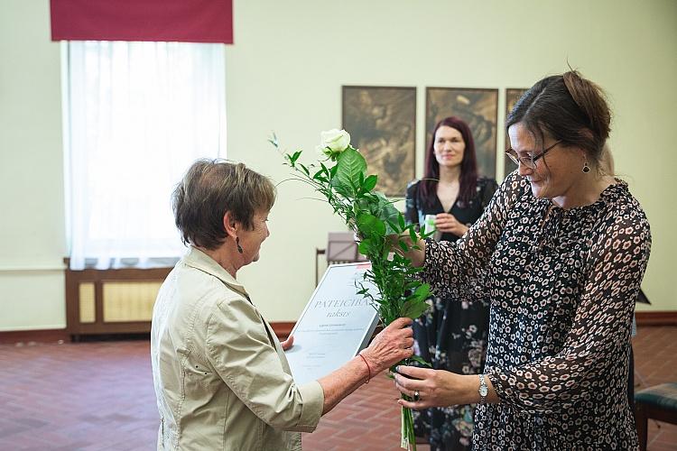 Pateicības rakstu pasniegšana muzeju speciālistiem, kuri muzeju jomā strādā 25 gadus