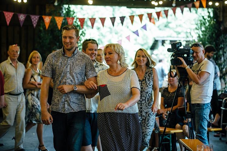 Ar Līgatnes pūtēju orķestra spēlētajām skanīgākajām zaļumballes ziņģēm un topošā deju uzveduma „Abas malas” mākslinieku izdejotajiem deju soļiem 26.07. Latvijas Universitātes Botāniskajā dārzā pieteikta lielā Simtgades zaļumballe. Novērtējot zaļumballes fenomenu Latvijā un citviet pasaulē, klajā laista pētnieku grupas SERDE Zaļumballes burtnīca.