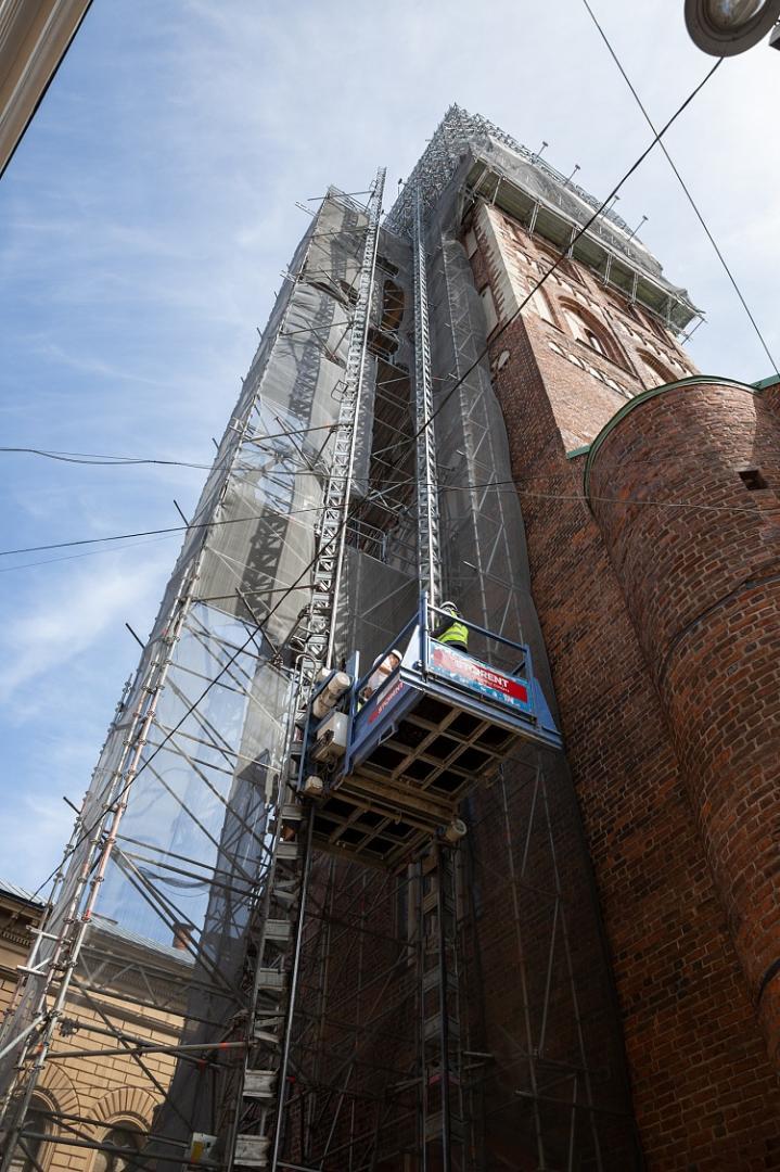 Sv. Jēkaba katedrāles torņa atjaunotā gaiļa svinīgās uzstādīšanas pasākums
