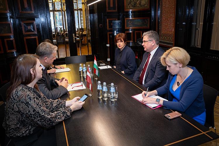 Tikšanās ar Ungārijas vēstnieku V.E. Ferencu Gāboru Bāņai