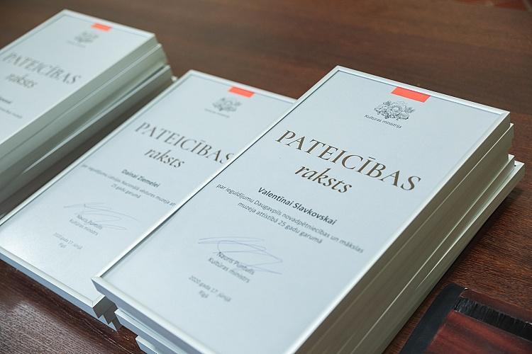 Pateicības rakstu pasniegšana muzeju speciālistiem, kuri muzeju jomā strādā 25 gadus