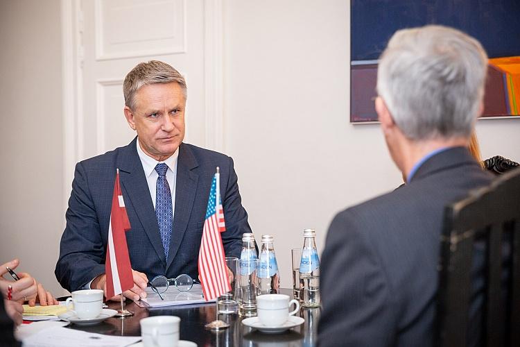 Tikšanās ar ASV vēstnieku Džonu Lesliju Kārvailu (John Leslie Carwile)