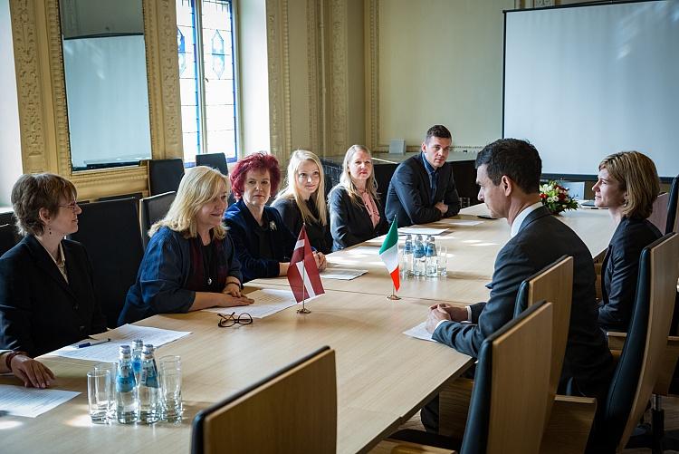 Latvija un Itālija noslēdz vienošanos par sadarbību kultūrā, izglītībā un zinātniskajā darbībā