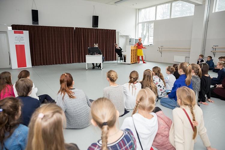 Interaktīva medijpratības izrāde Nacionālās Mākslu vidusskolas 3.-5. klašu skolēniem