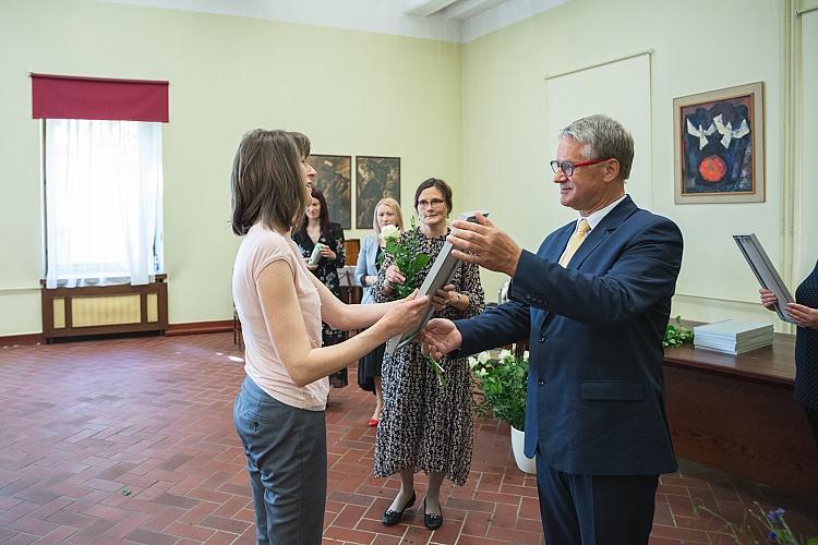 Pateicības rakstu pasniegšana muzeju speciālistiem, kuri muzeju jomā strādā 25 gadus