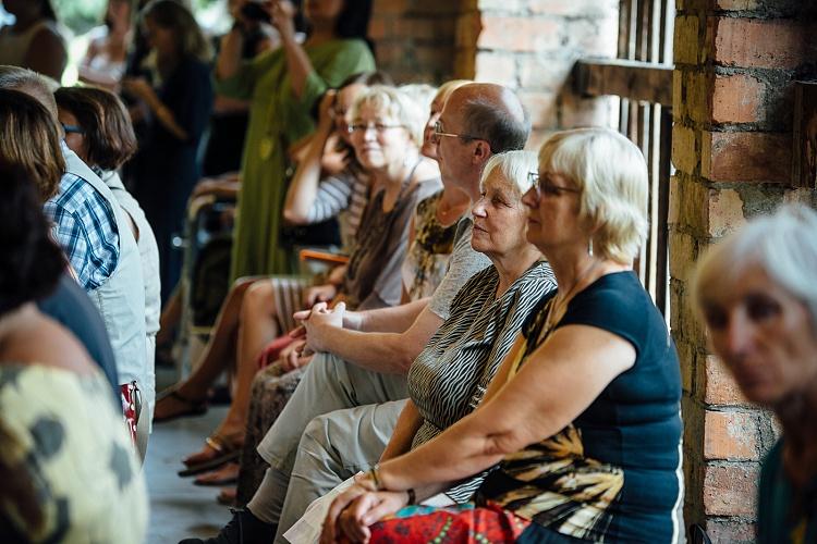 Ar Līgatnes pūtēju orķestra spēlētajām skanīgākajām zaļumballes ziņģēm un topošā deju uzveduma „Abas malas” mākslinieku izdejotajiem deju soļiem 26.07. Latvijas Universitātes Botāniskajā dārzā pieteikta lielā Simtgades zaļumballe. Novērtējot zaļumballes fenomenu Latvijā un citviet pasaulē, klajā laista pētnieku grupas SERDE Zaļumballes burtnīca.