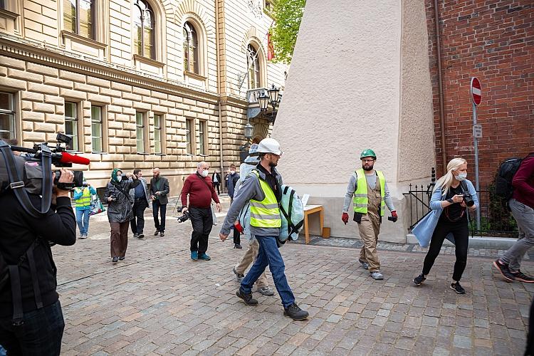 Sv. Jēkaba katedrāles torņa atjaunotā gaiļa svinīgās uzstādīšanas pasākums