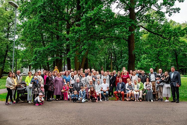 Latvijas dzimtu saiets Viesturdārzā