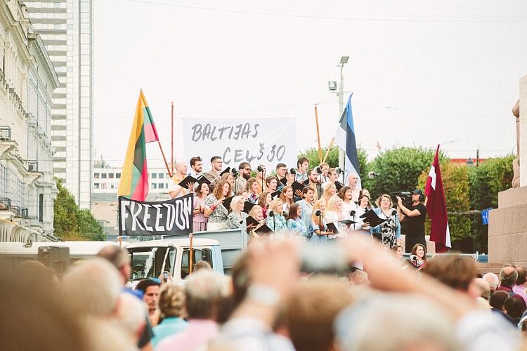 Svinīgais notikums „Baltijas ceļam 30” pie Brīvības pieminekļa