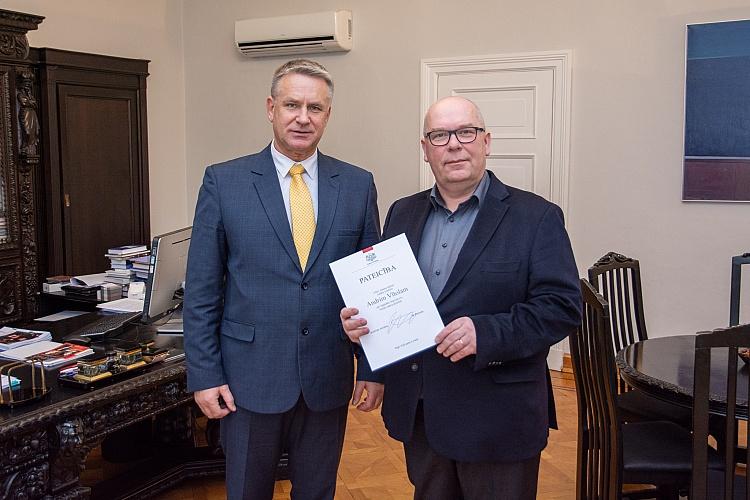Andris Vītols saņem KM Pateicības rakstu