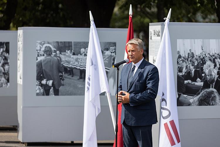 Latvijas neatkarības atjaunošanas trīsdesmitgadei veltīta lielformāta fotoizstāde Brīvības laukumā