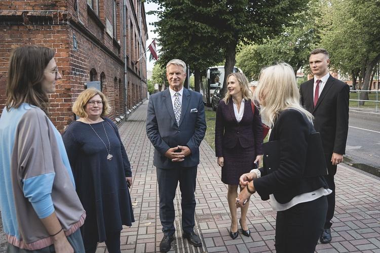 Kultūras ministrs apmeklē Liepājas Mūzikas, mākslas un dizaina vidusskolu