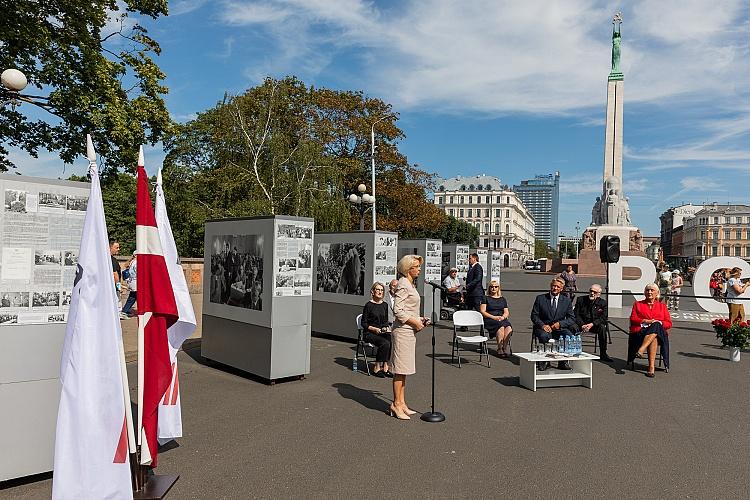 Latvijas neatkarības atjaunošanas trīsdesmitgadei veltīta lielformāta fotoizstāde Brīvības laukumā