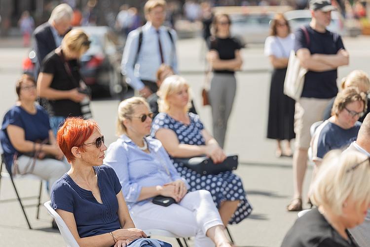 Latvijas neatkarības atjaunošanas trīsdesmitgadei veltīta lielformāta fotoizstāde Brīvības laukumā