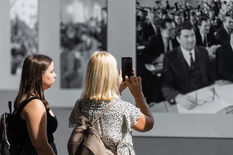 Latvijas neatkarības atjaunošanas trīsdesmitgadei veltīta lielformāta fotoizstāde Brīvības laukumā