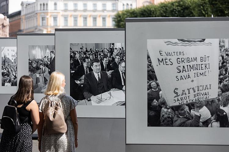 Latvijas neatkarības atjaunošanas trīsdesmitgadei veltīta lielformāta fotoizstāde Brīvības laukumā