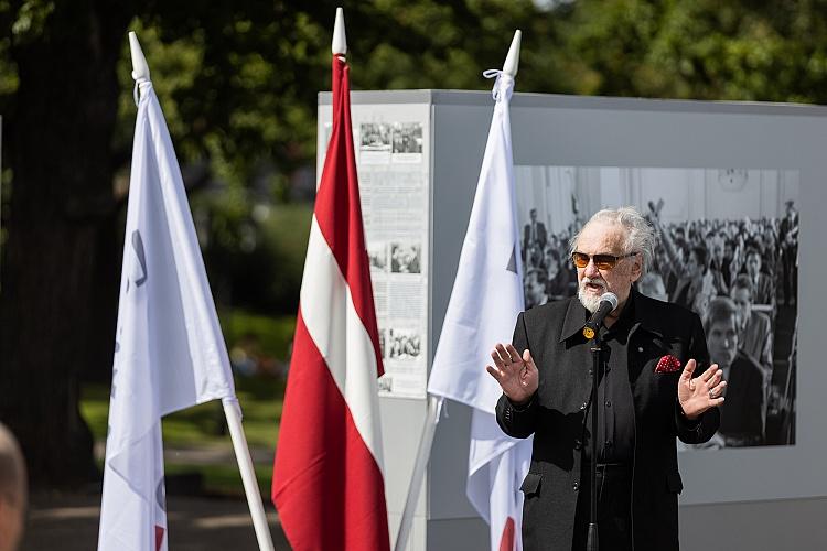 Latvijas neatkarības atjaunošanas trīsdesmitgadei veltīta lielformāta fotoizstāde Brīvības laukumā