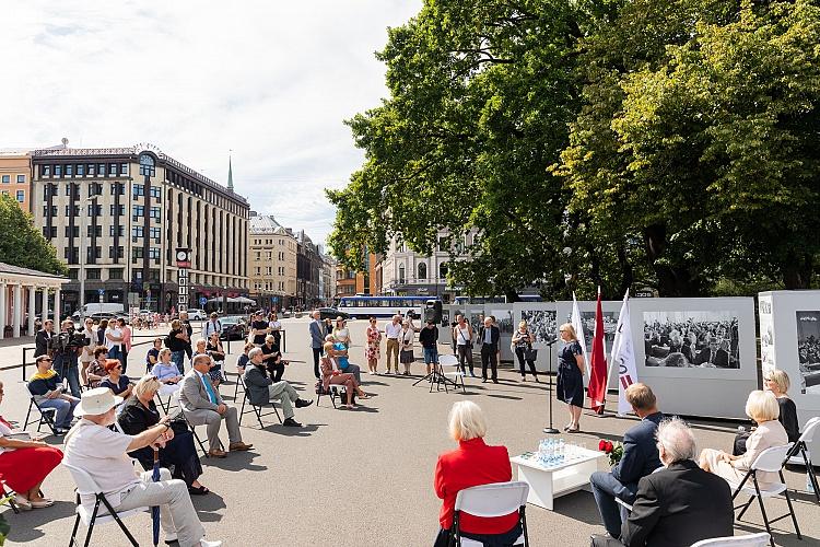 Latvijas neatkarības atjaunošanas trīsdesmitgadei veltīta lielformāta fotoizstāde Brīvības laukumā