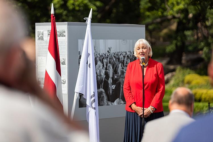 Latvijas neatkarības atjaunošanas trīsdesmitgadei veltīta lielformāta fotoizstāde Brīvības laukumā