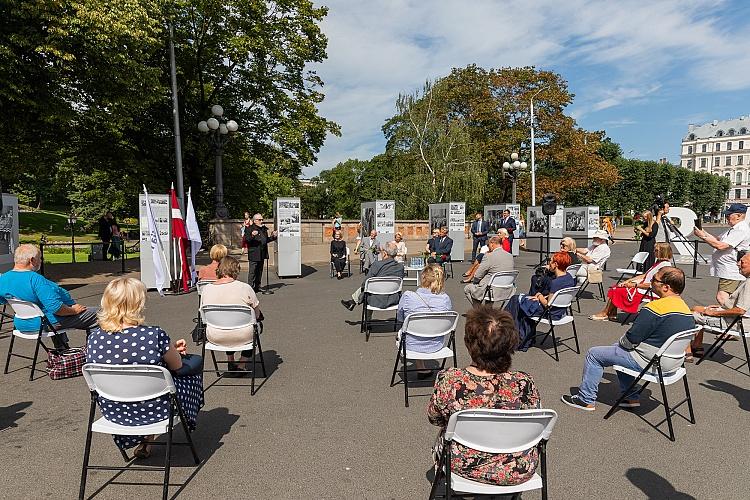 Latvijas neatkarības atjaunošanas trīsdesmitgadei veltīta lielformāta fotoizstāde Brīvības laukumā