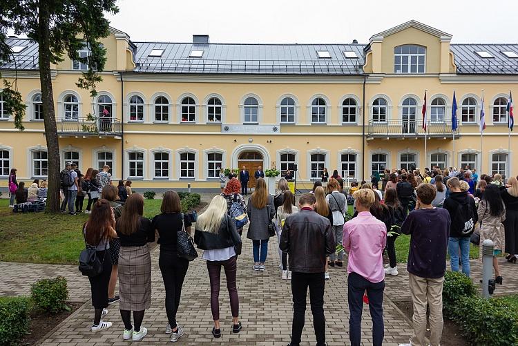 Kultūras ministrs apmeklē Daugavpils PIKC Saules skola jaunā mācību gada atklāšanas pasākumu