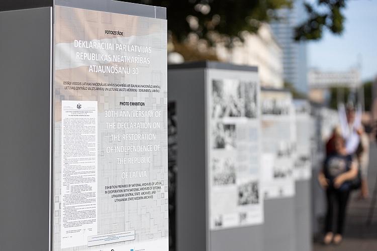 Latvijas neatkarības atjaunošanas trīsdesmitgadei veltīta lielformāta fotoizstāde Brīvības laukumā